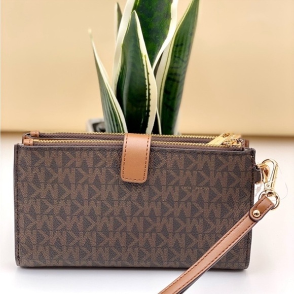Michael Kors DoubleZip Wallet
Wristlet Brown - Picture 3 of 11
